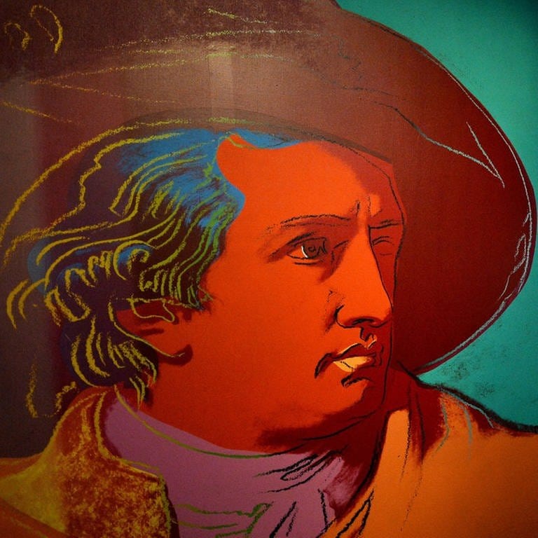 Andy Warhols Drucke der Serie "Goethe" betrachtet ein Besucher