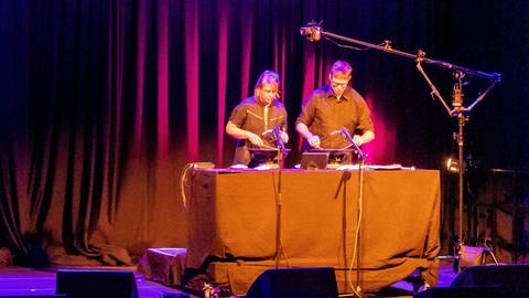 Antje Vowinckel und Chris Heenan bei ihrer Klang-Performance "Hubraum" auf dem Art's Birthday 2022 im E-Werk Freiburg