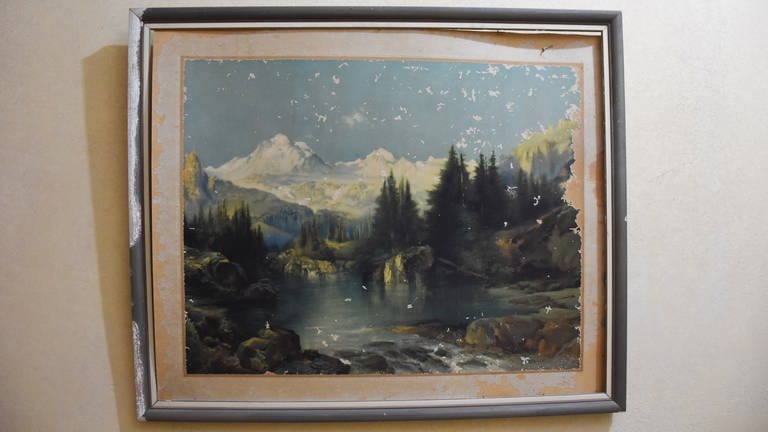 Stark zerstörtes Gemälde, das eine Alpenlandschaft zeigt (Foto: SWR, Walter Filz)