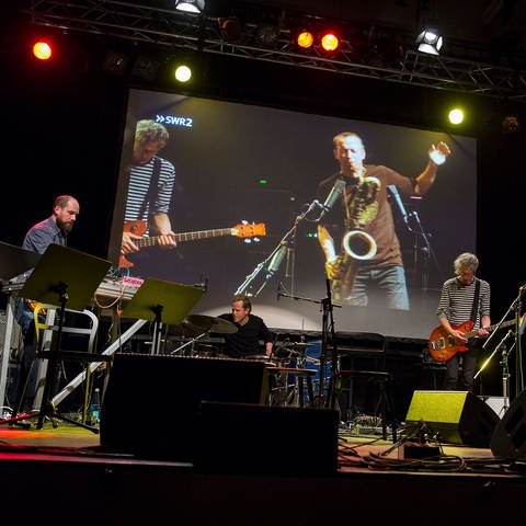 Musiker auf der Bühne, mit Videoprojektion (Foto: SWR, SWR - Marc Doradzillo)