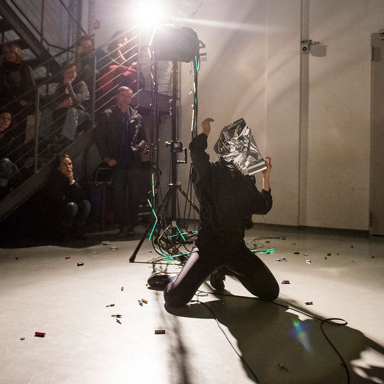 Performance von Claire Serres beim Art's Birthday 2014 (Foto: SWR, E-Werk Freiburg / Marc Doradzillo)
