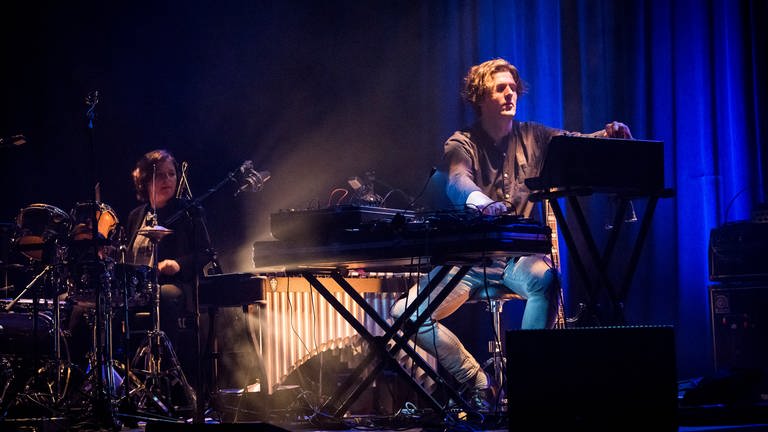 Die Band Tomaga mit Valentina Magaletti am Schlagzeug und Tom Relleen am Modularsynthesizer beim Auftritt im E-Werk Freiburg 2020 (Foto: SWR, Marc Doradzillo)
