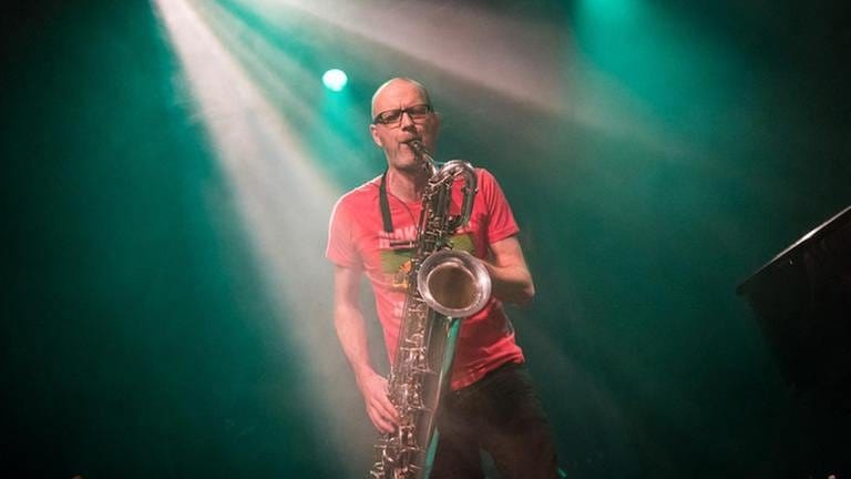 Der Saxofonist Christian Biegai auf der Bühne