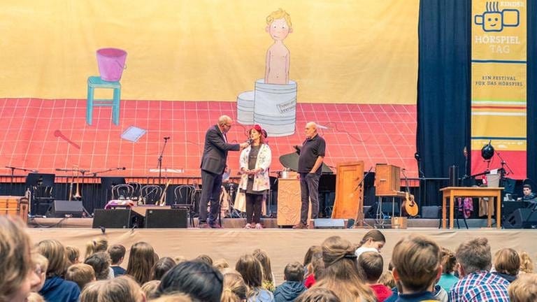 Blick auf die Bühne des Livehörspiels "Konrad oder: Das Kind aus der Konservenbüchse" beim ARD Kinderhörspieltag 2018