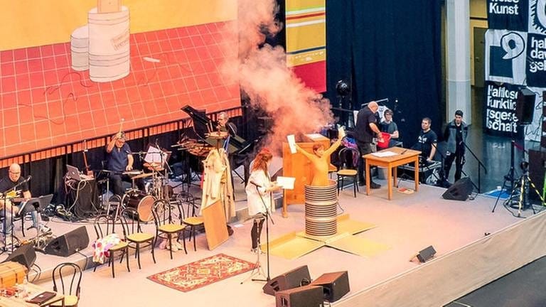 Szene aus dem Live-Hörspiel "Konrad oder: Das Kind aus der Konservenbüchse" beim ARD Kinderhörspieltag 2018