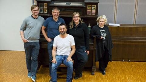 Regieteam (vier Personen) mit Schauspieler Michael Rotschopf im Studio