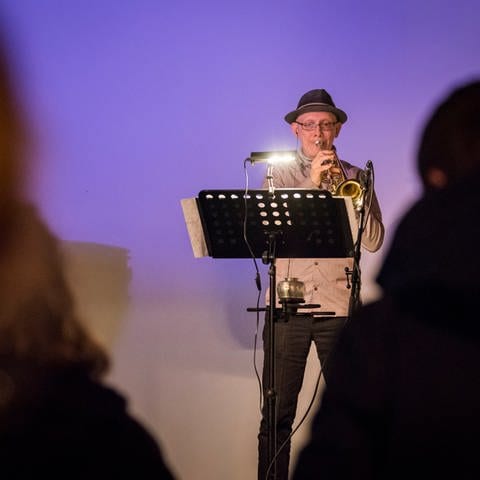 Stephen Altoft mit 19-tel Trompete beim Art's Birthday 2020 im E-Werk Freiburg (Foto: SWR, Marc Doradzillo)