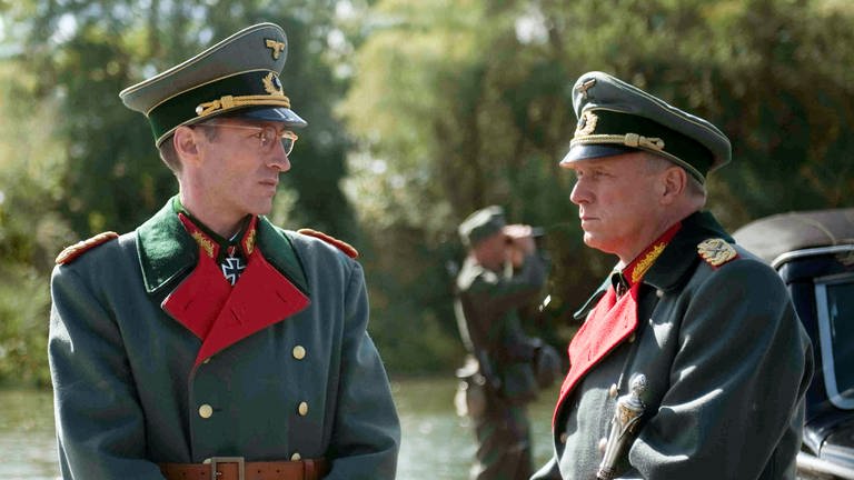 Szenenfoto  Fernsehfilm "Rommel": Rommel (Ulrich Tukur, re.), General Speidel (Benjamin Sadler, li.). (Foto: SWR, Christine Tamalet)