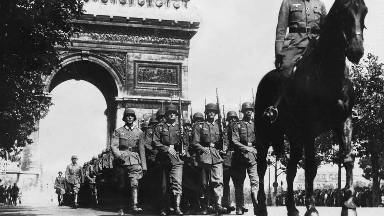 2. Weltkrieg: Deutsche Truppen marschieren durch die Champs Elysees, Paris, Frankreich. (Foto: IMAGO, United Archives)