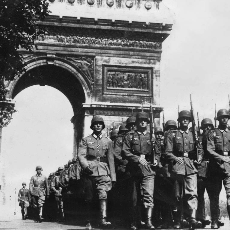 2. Weltkrieg: Deutsche Truppen marschieren durch die Champs Elysees, Paris, Frankreich.