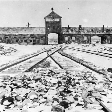 KZ Auschwitz, Einfahrt. Foto zum Hörspiel "Der Krieg geht zu Ende- Teil 1 von 5 (Foto: Bundesarchiv_B_285_Bild-04413_KZ_Auschwitz,_Einfahrt)