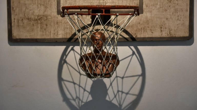 Büste im Basketballkorb (Foto: IMAGO, ZUMA Wire)