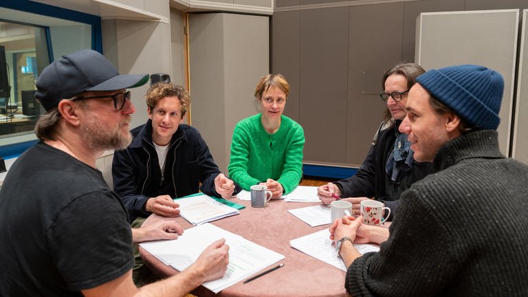 Die vier Schauspieler mit Regisseur Ulrich Lampen am Besprechungstisch