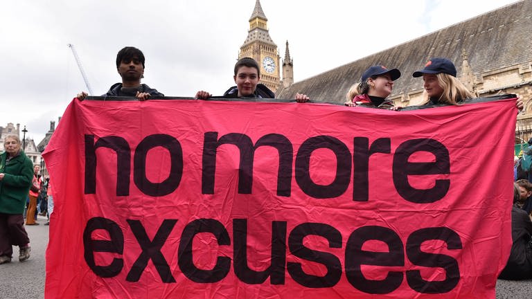 Londoner Aktivisten mit Banner (Foto: IMAGO, ZUMA Wire)