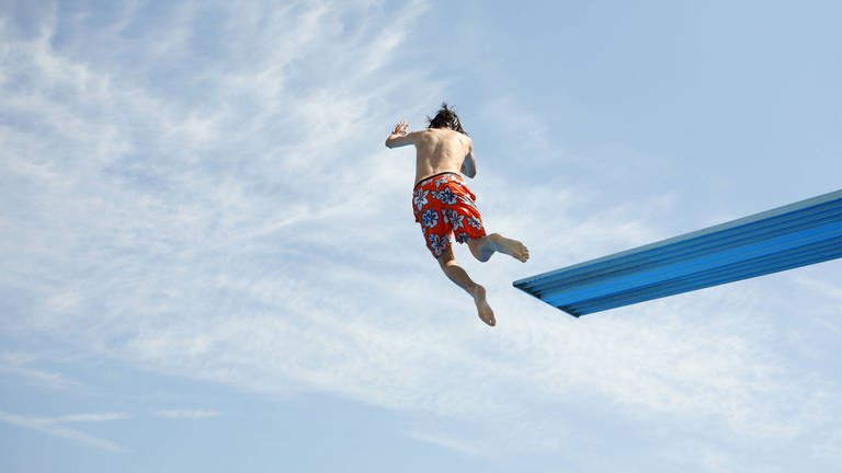 Junge springt vom Sprungbrett (Foto: IMAGO, Shotshop)