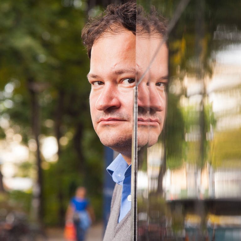 Thomas Melle, Schriftsteller, Gesicht gespiegelt in einem Schaufensterglas