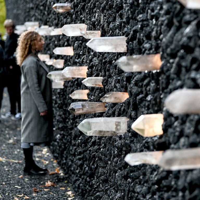 Eine Frau steht an der "Crystal Wall of Crying" der Gedenkstätte Babyn Jar