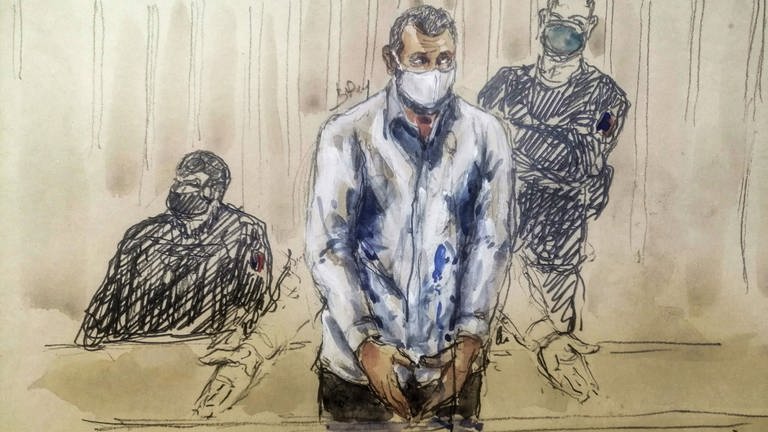 Salah Abdeslam im Prozesssaal in Handschellen stehend (Foto: picture-alliance / Reportdienste, dpa/AFP | Benoit Peyrucq )