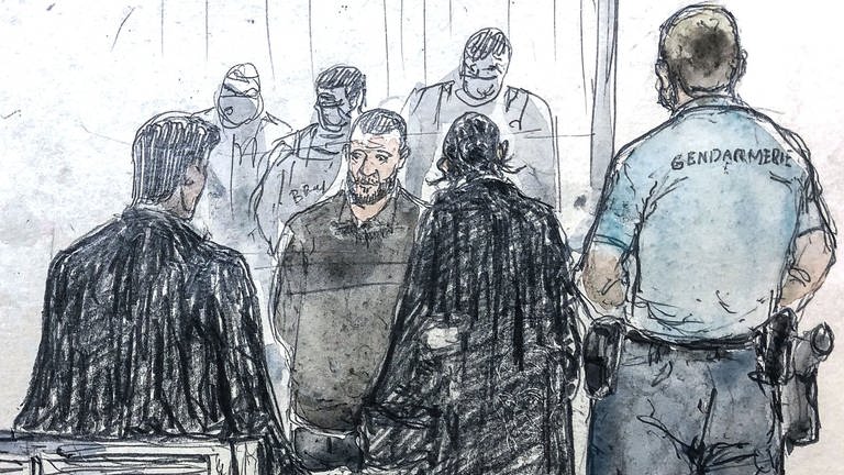 Salah Abdeslam im Prozesssaal mit Gendarm nach der Urteilsverkündung