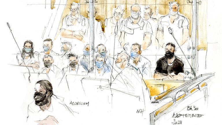 Salah Abdeslam im Prozesssaal sitzend mit Maske (Foto: picture-alliance / Reportdienste, ASSOCIATED PRESS | Noelle Herrenschmidt)