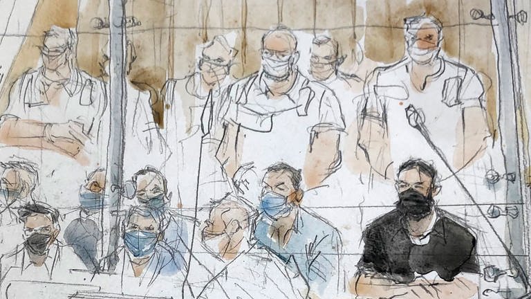 Salah Abdeslam im Prozesssaal sitzend am Tisch (Foto: picture-alliance / Reportdienste, ASSOCIATED PRESS | Noelle Herrenschmidt)
