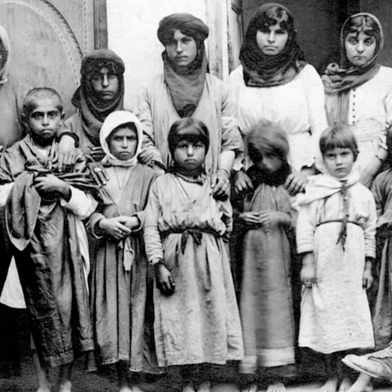 eine Gruppe von armenischen Kindern, Jugendlichen, Erwachsenen (nach dem 1. Weltkrieg, Völkermord) (Foto: IMAGO, AGB Photo)
