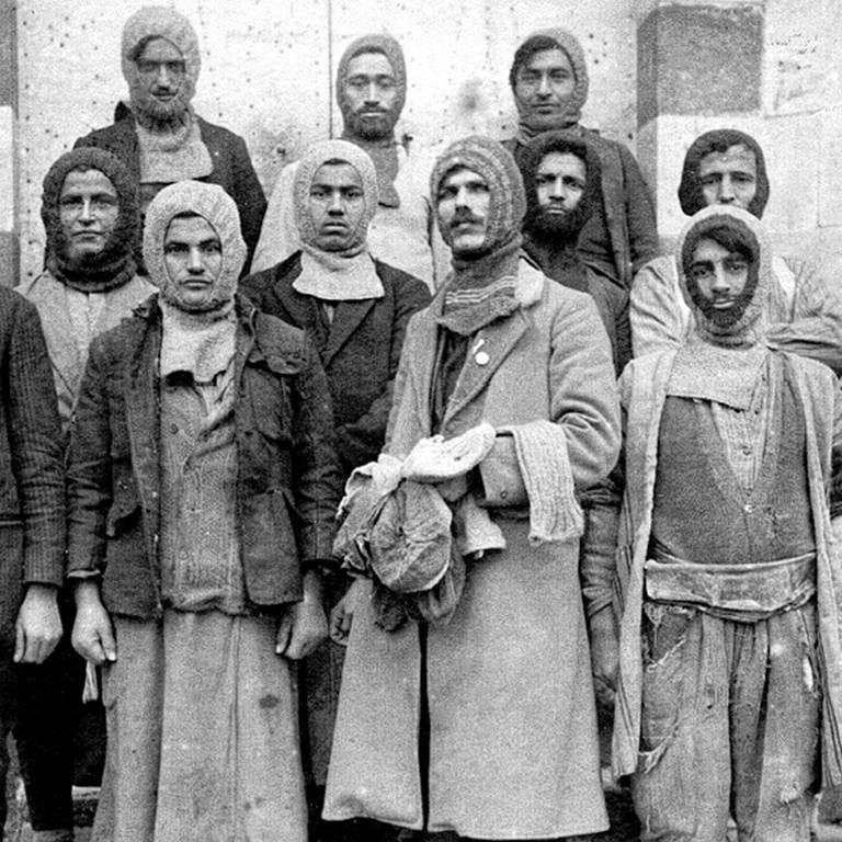 eine Gruppe von armenischen Männern (nach dem 1. Weltkrieg, Völkermord) (Foto: IMAGO, AGB Photo)