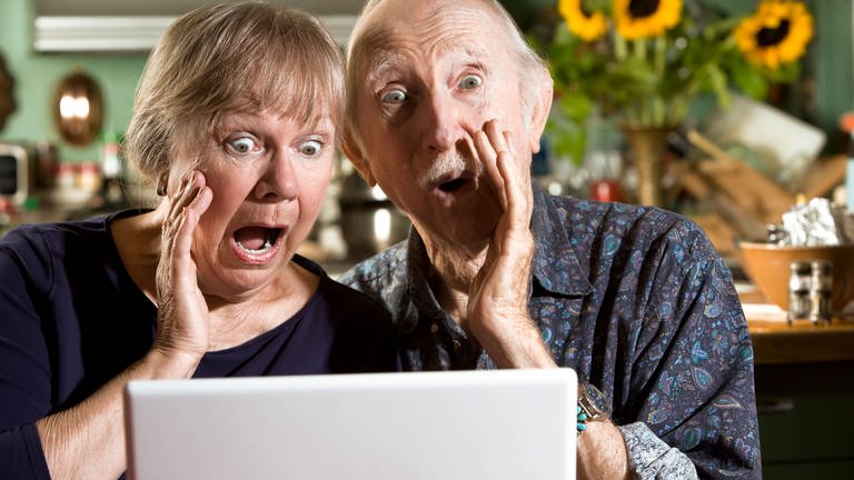 Der Tag an dem die Oma das Internet kaputt gemacht hat - Oma und Opa sitzen vor einem Computer