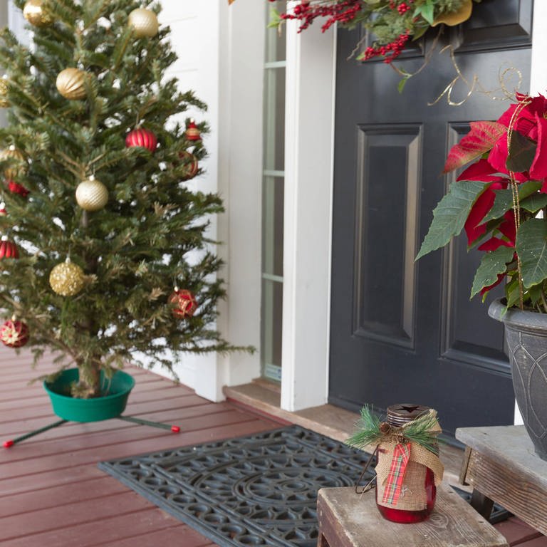 Weihnachtsschmuck an der Haustür eines Hauses  (Foto: IMAGO, imagebroker / Andy Dean)