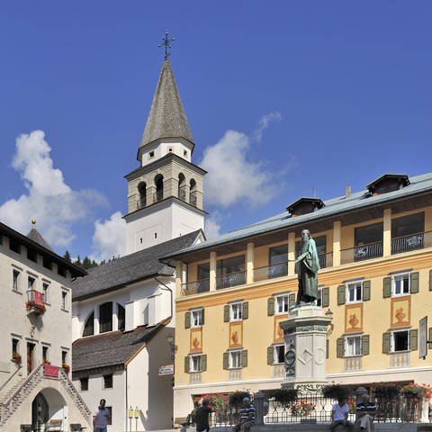 Platz mit Statue des Malers Tizian, Dolomiten Italien