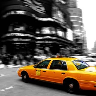 Taxi at times square in New York City (Foto: IMAGO,  YAY Images)