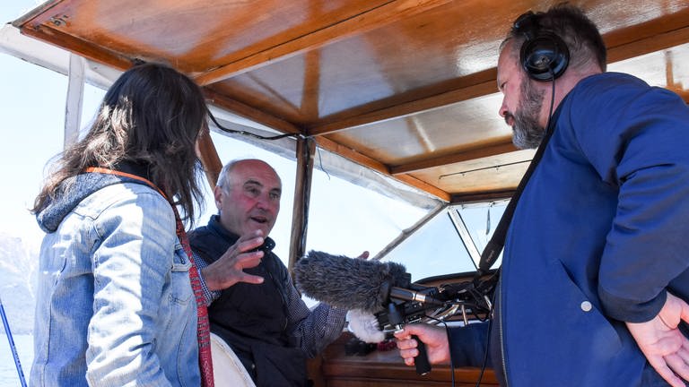 Bootsführer Ramón, Anne Herrberg und Michael Lissek auf dem Weg zur Villa Inalco. (Foto: SWR, Walter Filz)