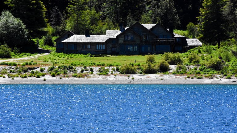 Die Villa Inalco am See Nahuel Huapi. (Foto: SWR, Walter Filz)