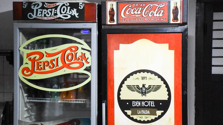 Reichsadler-Cola? Erstaunliches Emblem an einem Kühlschrank im Hotel Eden. (Foto: SWR, Walter Filz)