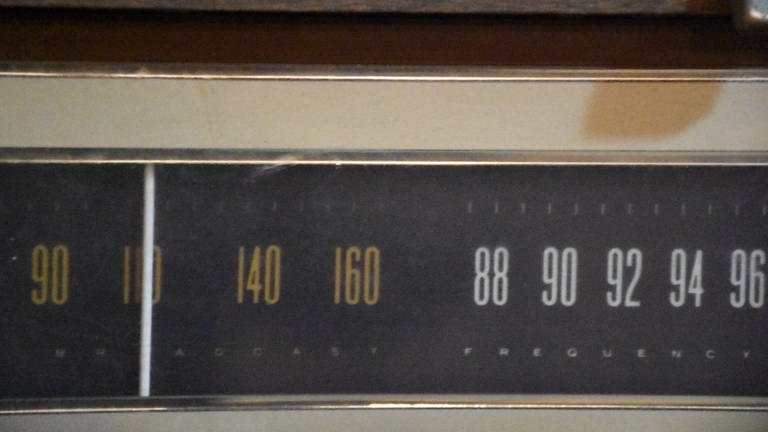 Skala eines alten Radios (Foto: SWR, Walter Filz)