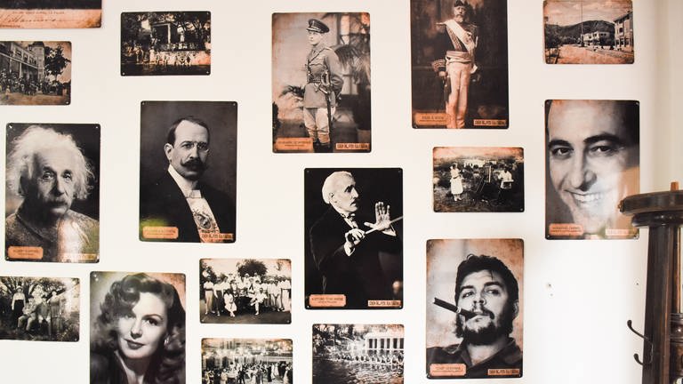 Portraitfotos berühmter Persönlichkeiten an einer Wand. (Foto: SWR, Walter Filz)