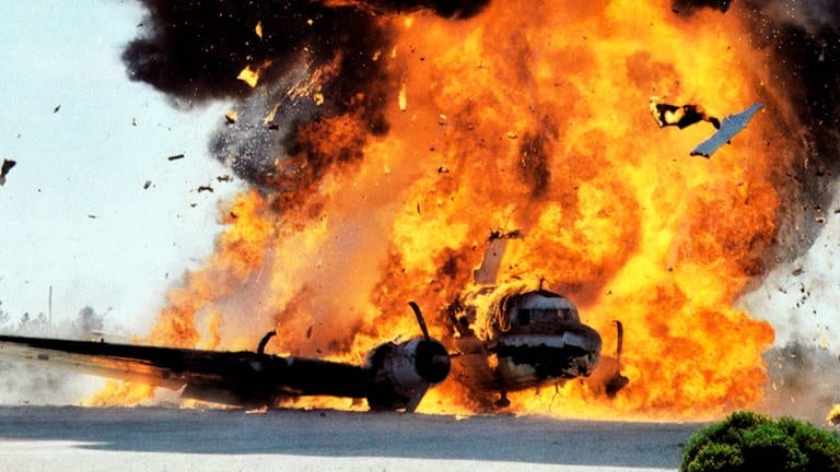 ein brennendes Flugzeug (Foto: IMAGO, imago images/Mary Evans)