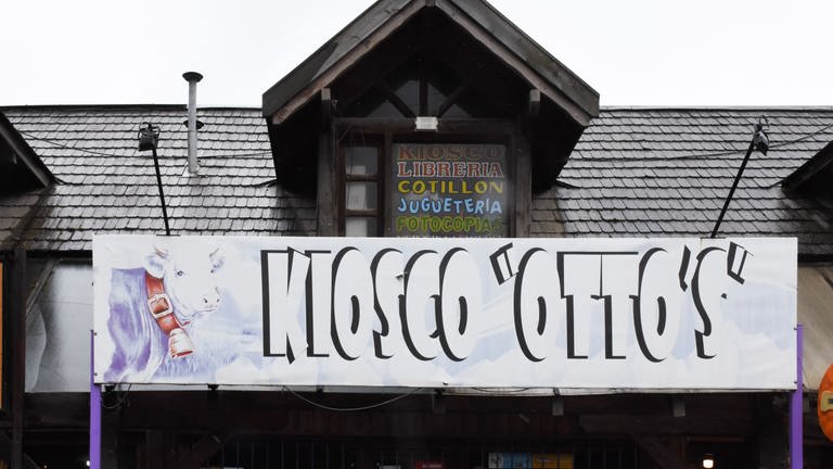 Ladenschild mit der Aufschrift „Kiosco Otto“ und dem Bild einer lila Mika-Kuh (Foto: SWR, Walter Filz)