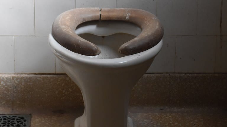 Altertümliche Toilette