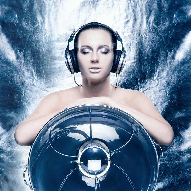 Frau mit Kopfhörern, umgeben von Eis (Foto: Colourbox, Maksim Shmeljov)