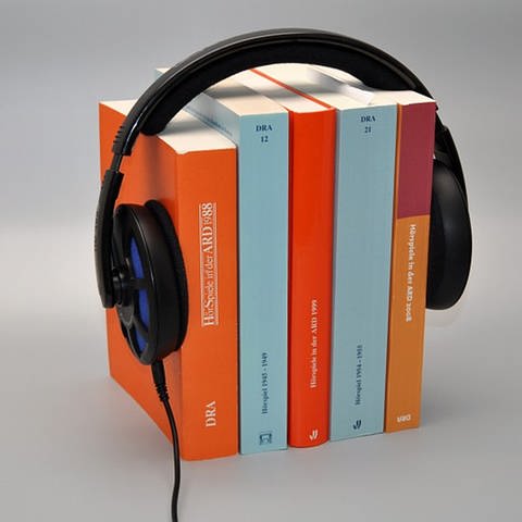 Jahrgangsbücher des Deutschen Rundfunkarchivs mit einem Kopfhörer