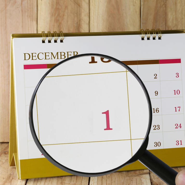 Tischkalender, eine Lupe zeigt vergrößert den 1. Dezember (Foto: IMAGO, imago images/meepoohyaphoto)
