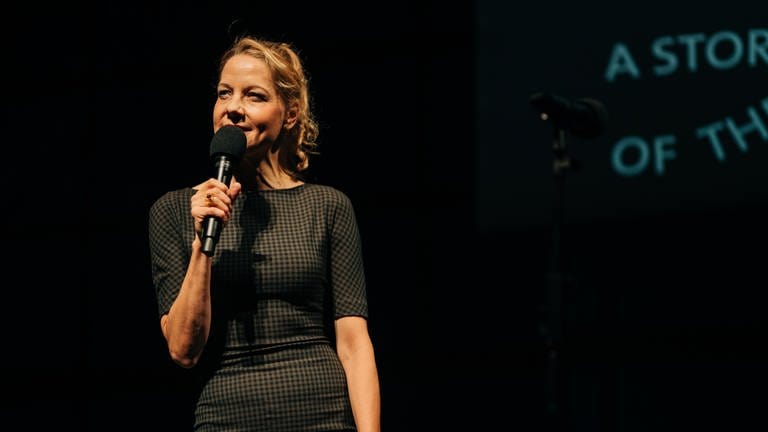 Die Schauspielerin Chris Pichler beim Live-Hörspiel "Der Mieter" (Foto: SWR, Nico Neithardt)