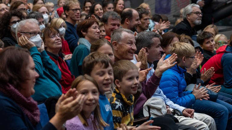 Blick ins Publikum beim Live-Kinderhörspiel "Seeräuber-Moses" (Foto: SWR, Uwe Riehm)