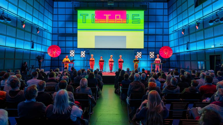 Fotos von der Aufführung des Live-Hörspiels "Die Tetris" bei den ARD Hörspieltagen 2023