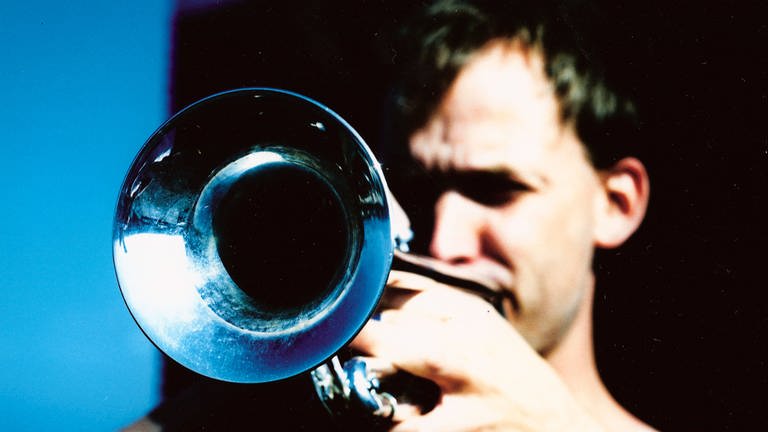 Trompete spielende Person (Marco Blaauw) von vorne fotografiert