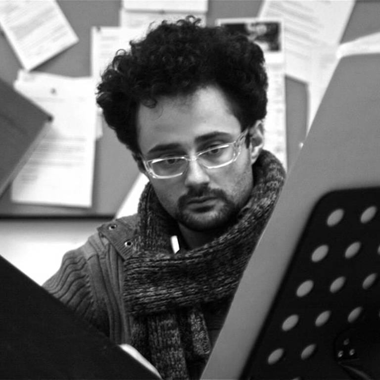 Ein junger Mann blickt konzentriert auf ein Notenblatt (Foto: SWR, Raffael Nassif - ensemble cross.art 2013)