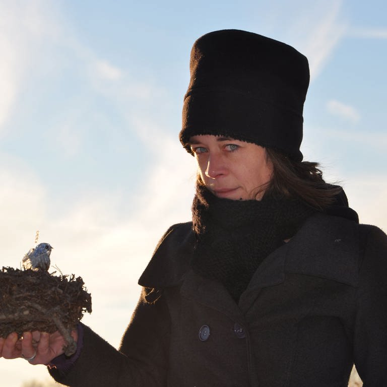 Ulrike Janssen mit Vogelnest in der Hand (Foto: Birgit Bessler)