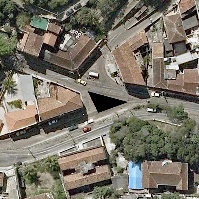 Luftaufnahme Largo dos Guimarães, Rio de Janeiro, mit eingezeichnetem schwarzen Dreieck (Foto: Pressestelle, Boris Baltschung / Serge Bagdassarians)
