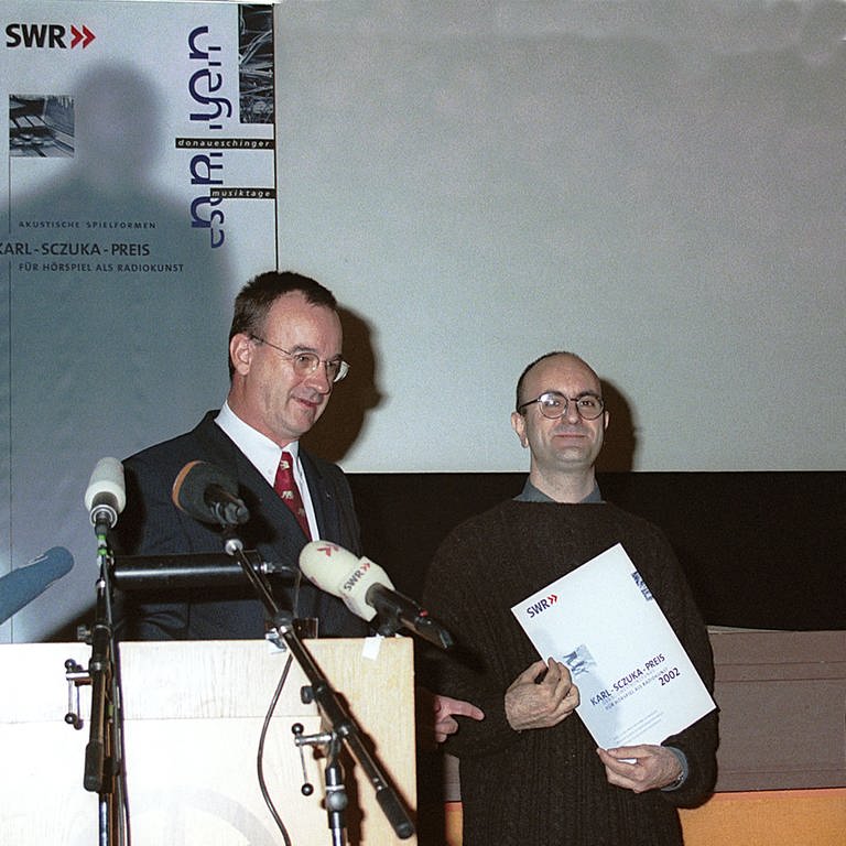Preisverleihung Karl-Sczuka-Preis 2002: Bernhard Hermann (links), Hörfunkdirektor des SWR, und Stefano Giannotti, Preisträger (Foto: SWR, Franz Krickl)